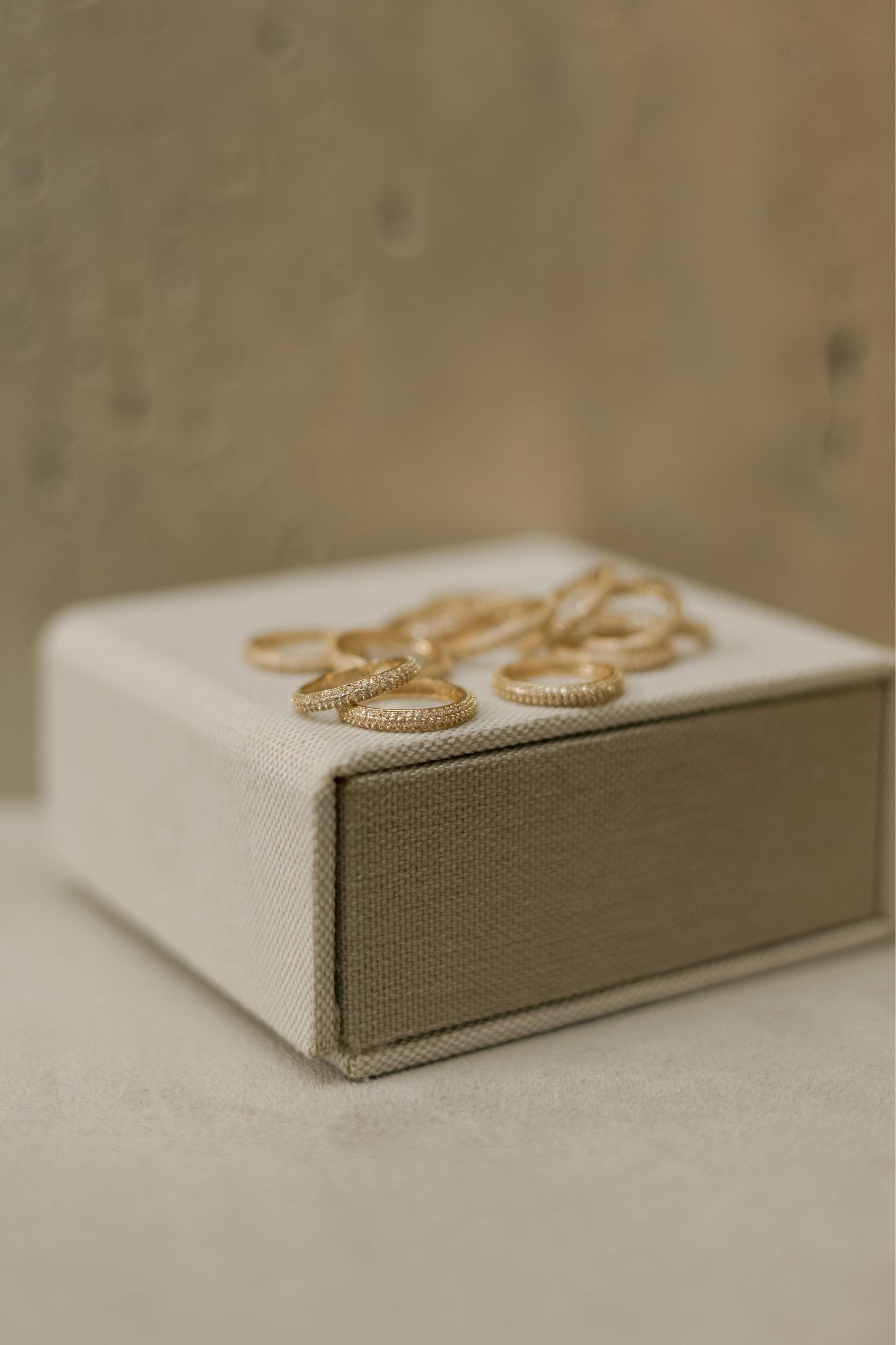 Anel Aliança 3 Fileiras Cravejadas Dourado