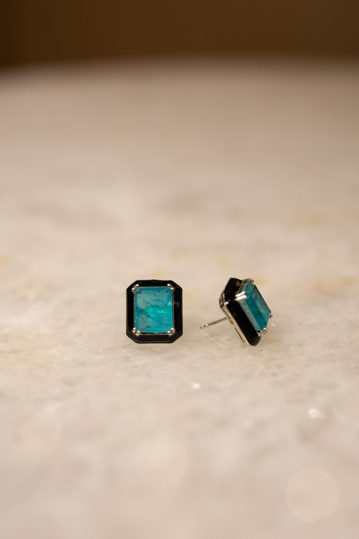 Brinco Fusion Esmeralda Colombiana Esmaltado Preto Ródio Branco