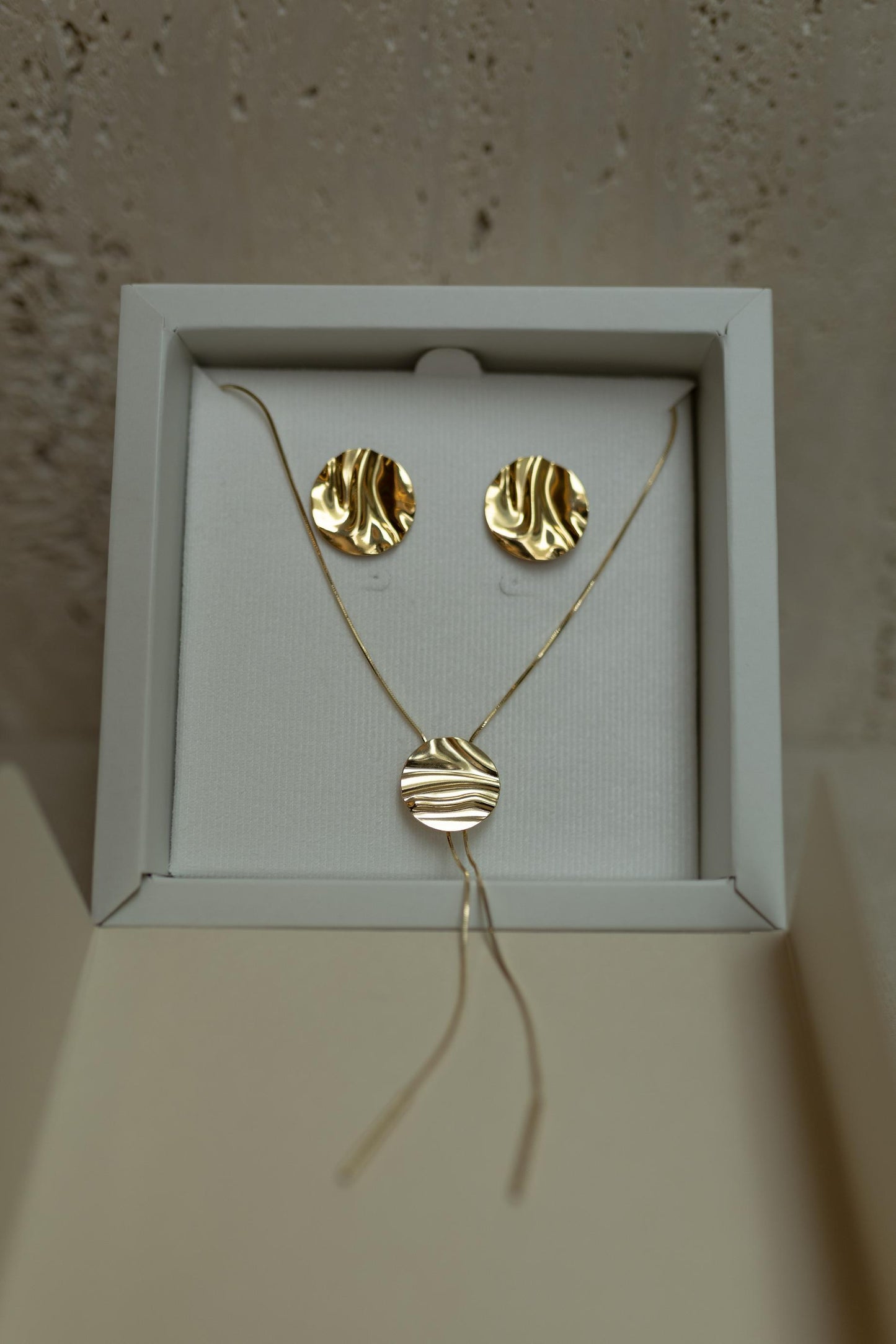 Colar Gravata Pingente Martelado Dourado