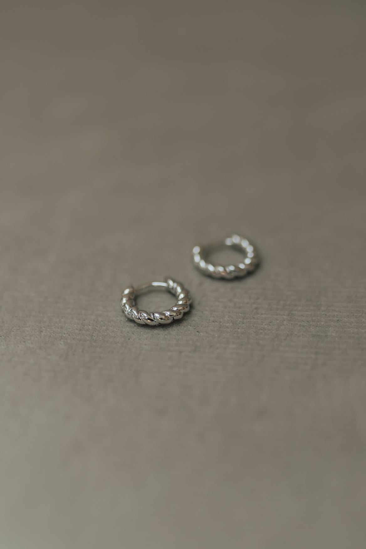 Brinco Argola Torcida Lisa G Ródio Branco