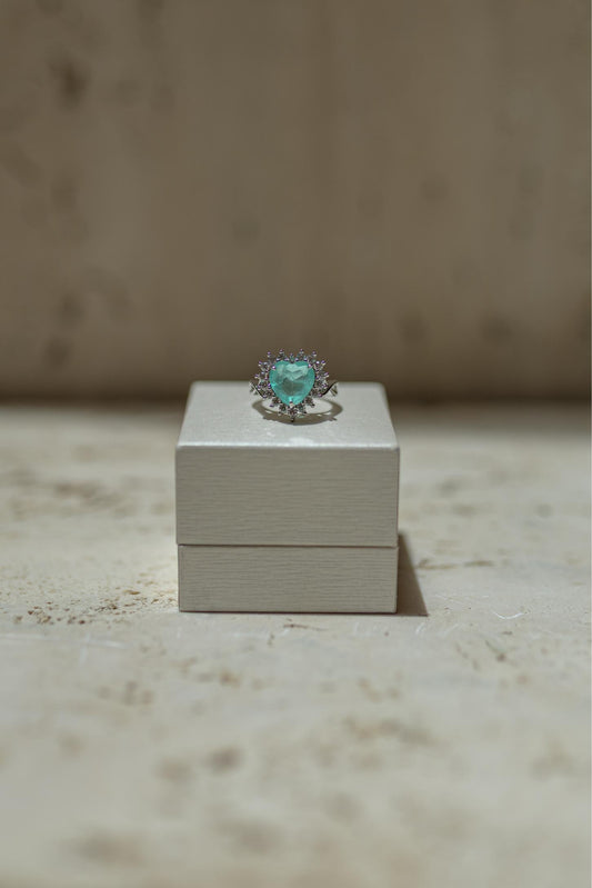 Anel Coração Borda Cravejada Esmeralda Colombiana Ródio Branco