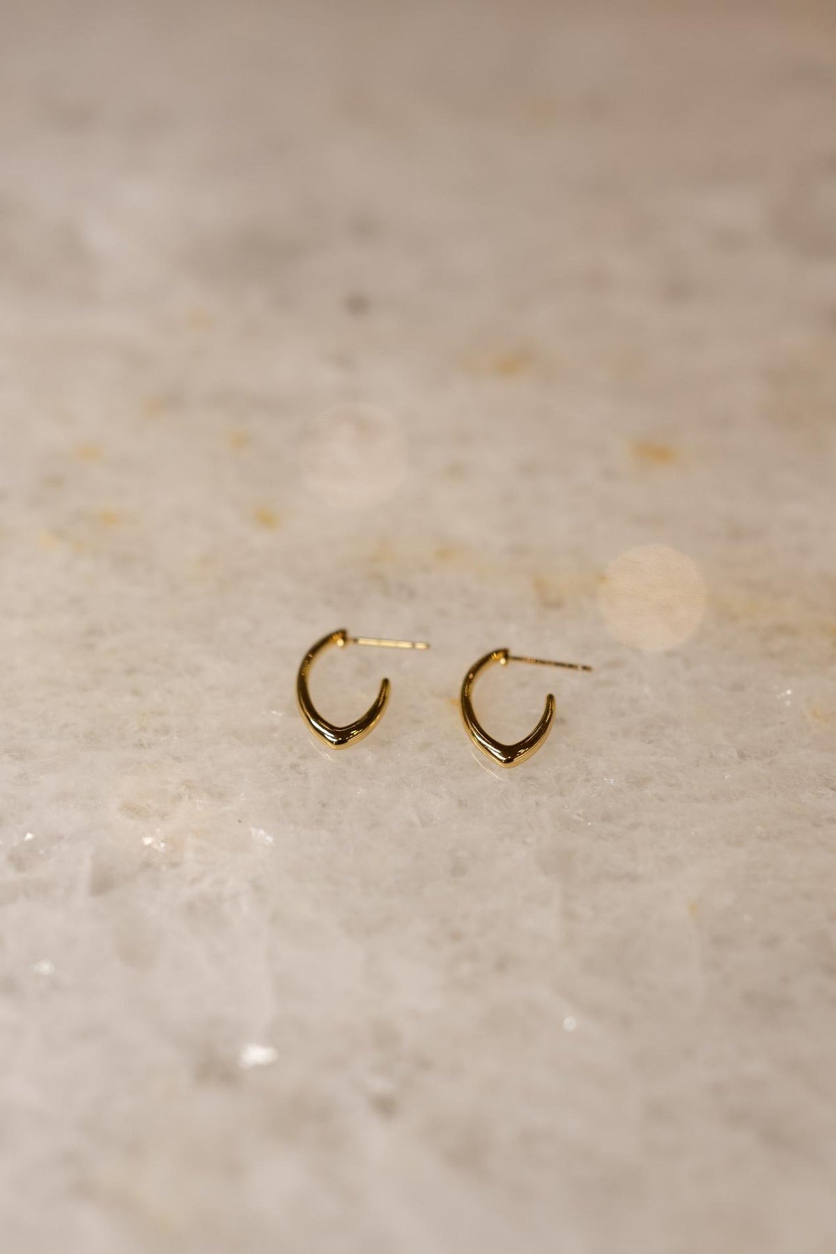 Brinco Meia Argola Ponta Dourado