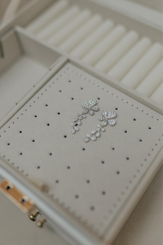 Brinco Flor Petálas Pérola Prata 925 Ródio Branco