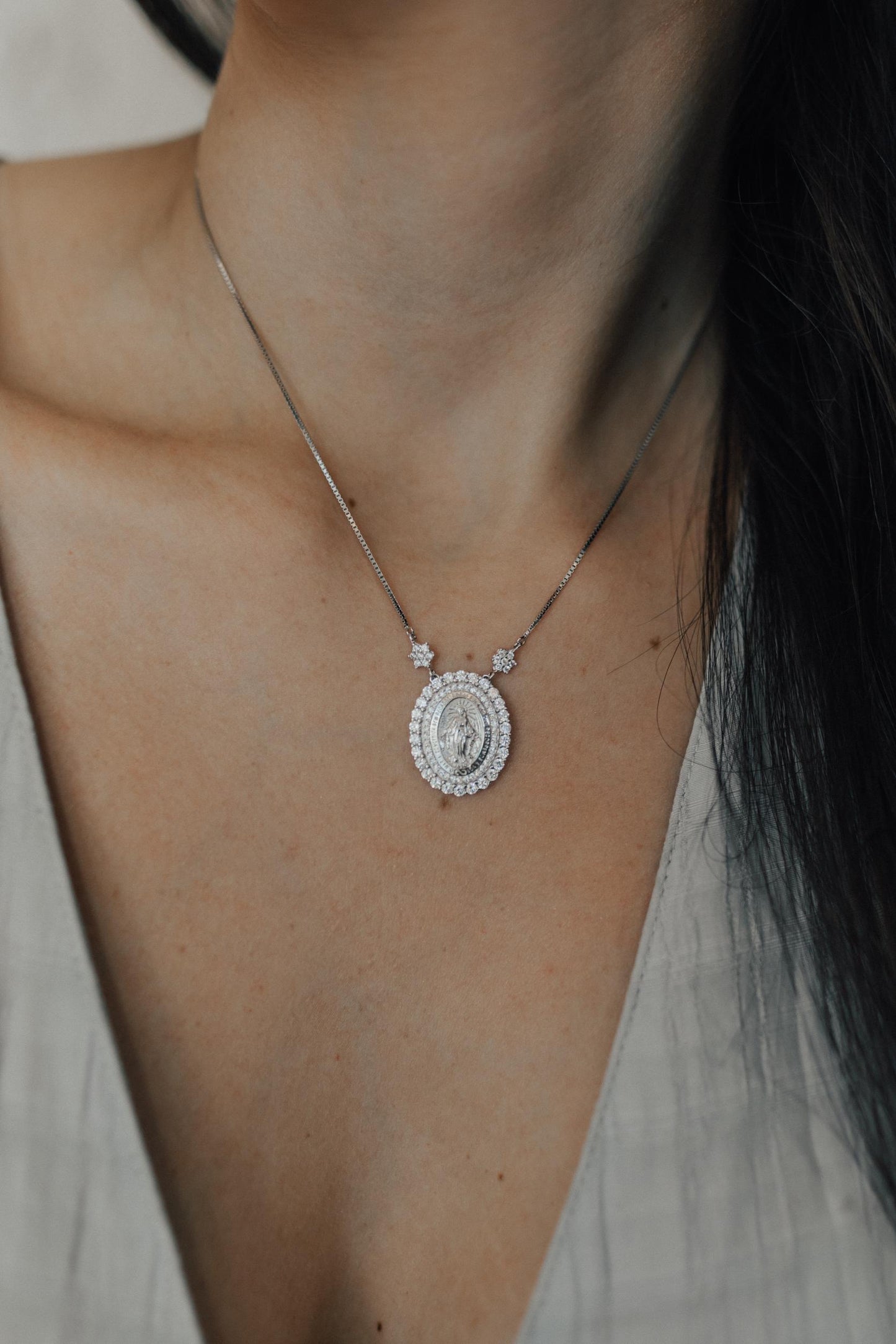 Colar Nossa Senhora das Graças Flores Prata 925 Ródio Branco