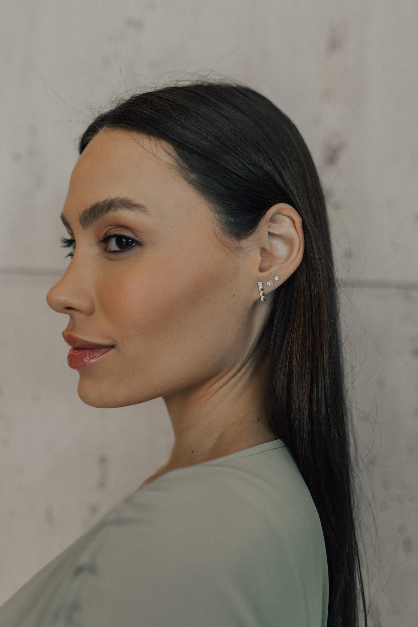 Brinco Ponto de Luz Redondo 4mm Dourado