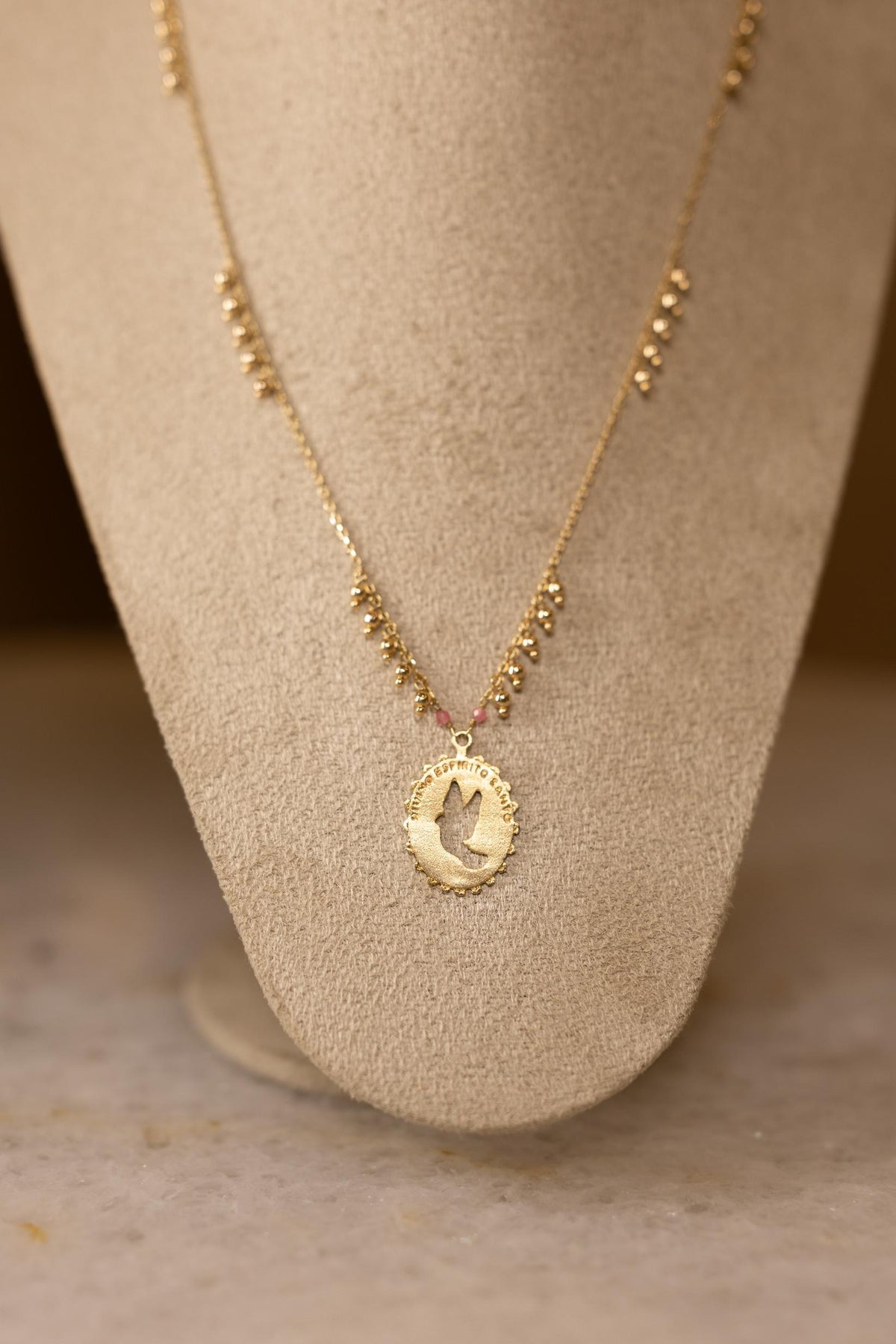 Colar Medalha Vazada Divino Espirito Santo Rosa Dourado