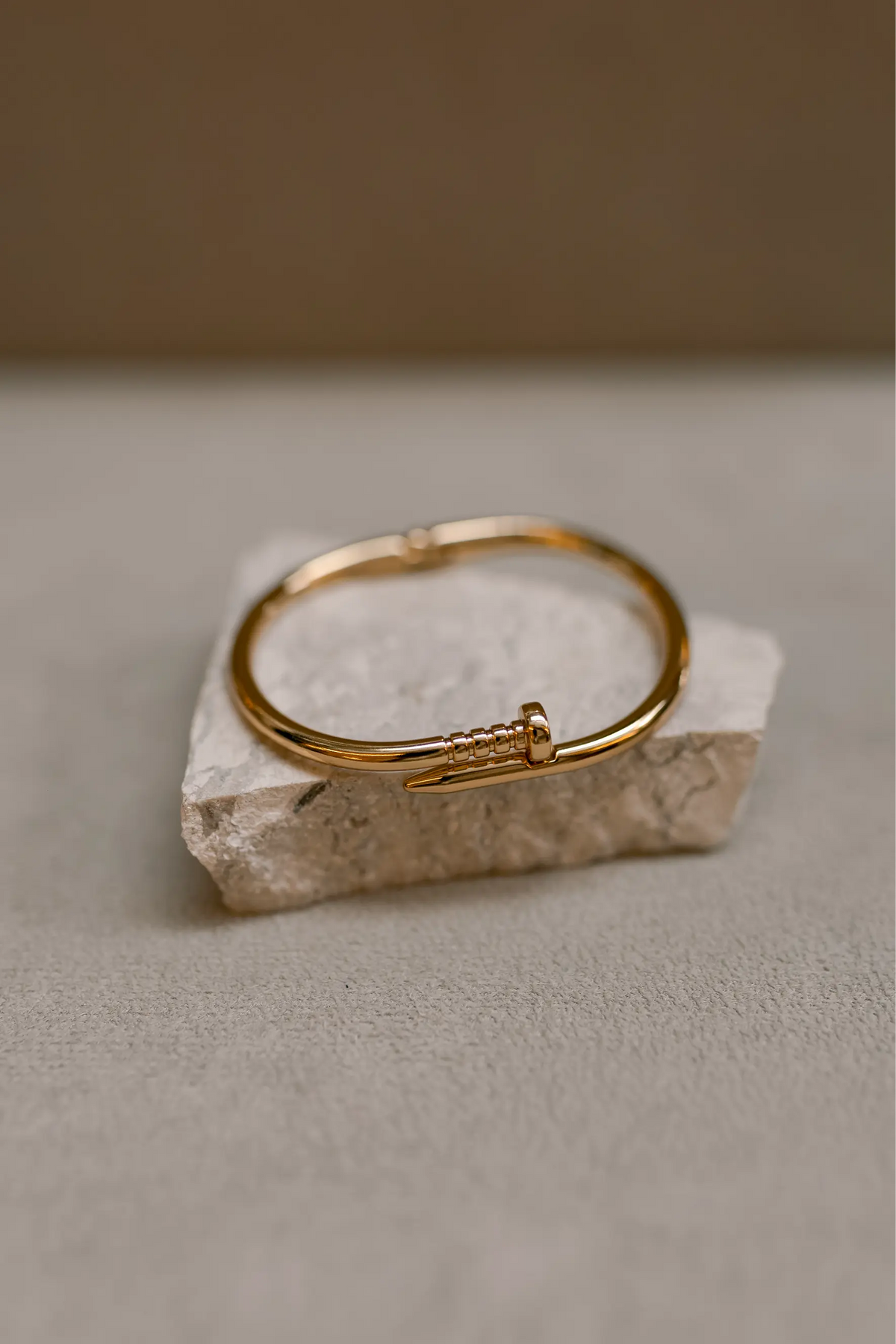 Bracelete Design Prego Dourado
