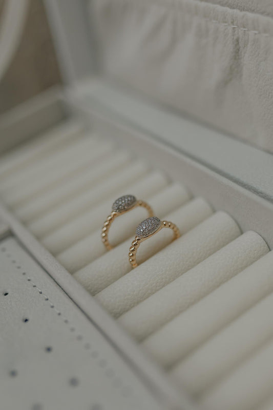 Anel Bolinhas Oval Cravejado Dourado