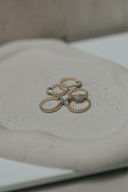 Anel Bolinhas Oval Cravejado Dourado