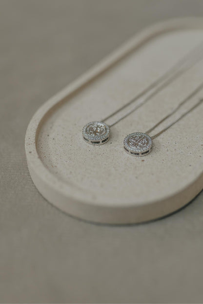 Colar Escapulário De São Bento Cravejado Articulável Ródio Branco