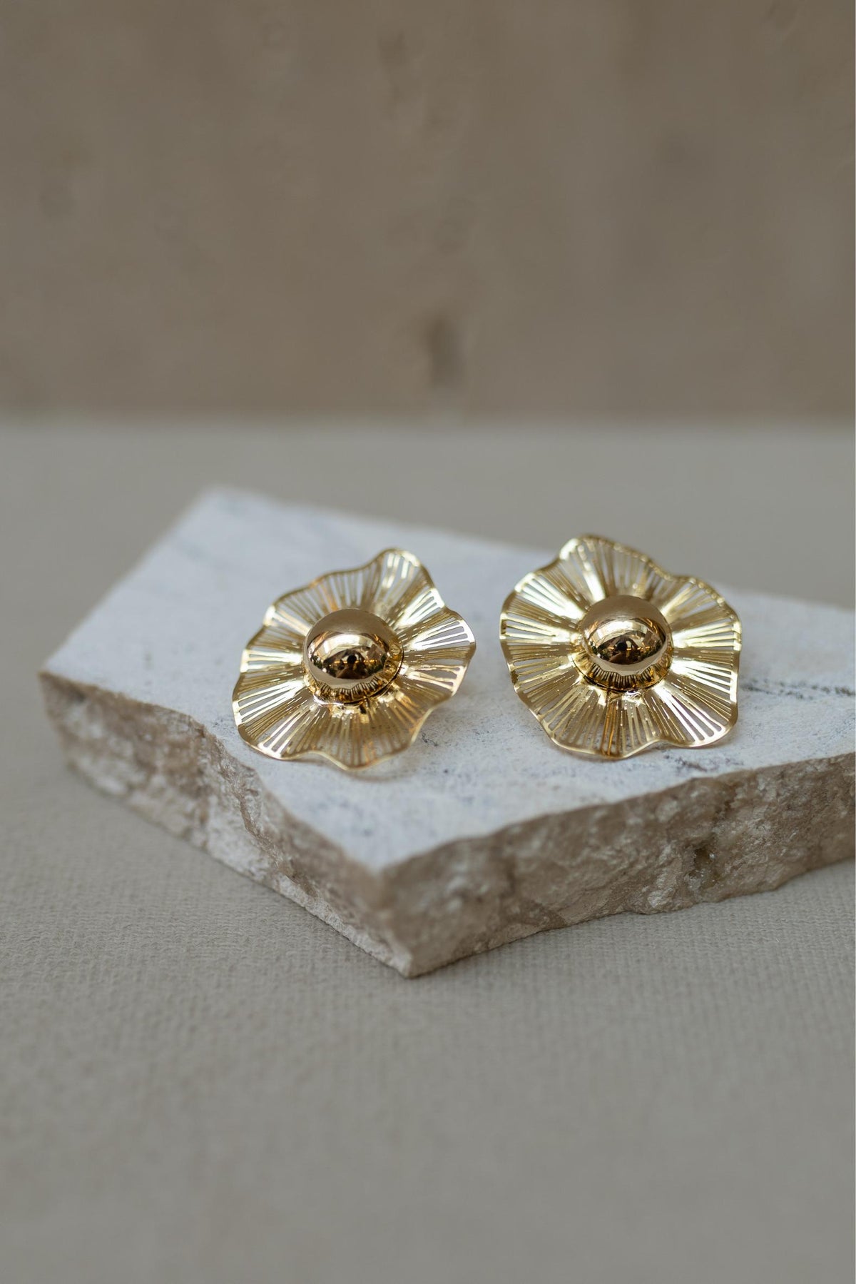 Brinco Flor Plissado Dourado