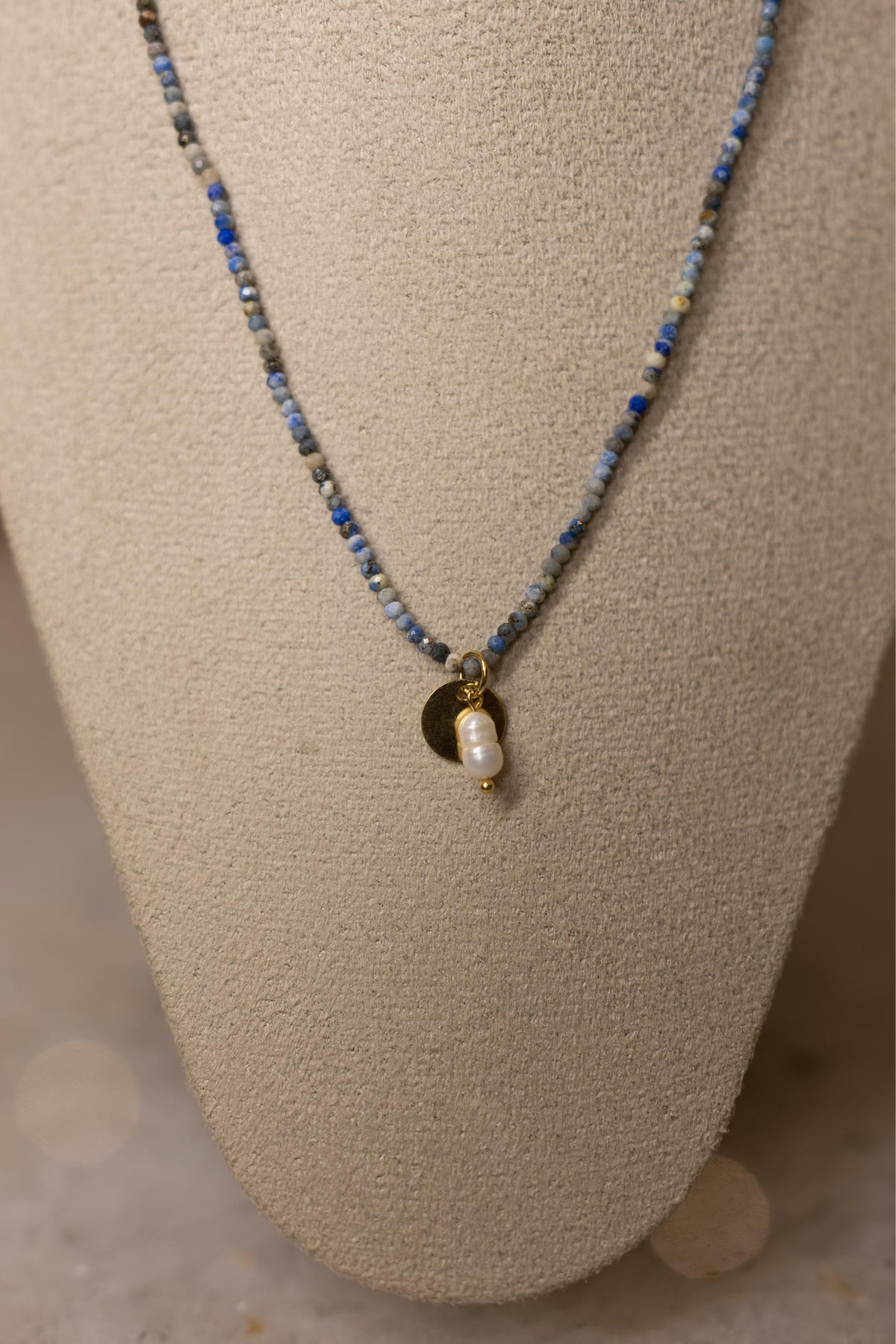 Colar Pedras Naturais Lápis Lazuli e Pérola de Água Doce Dourado