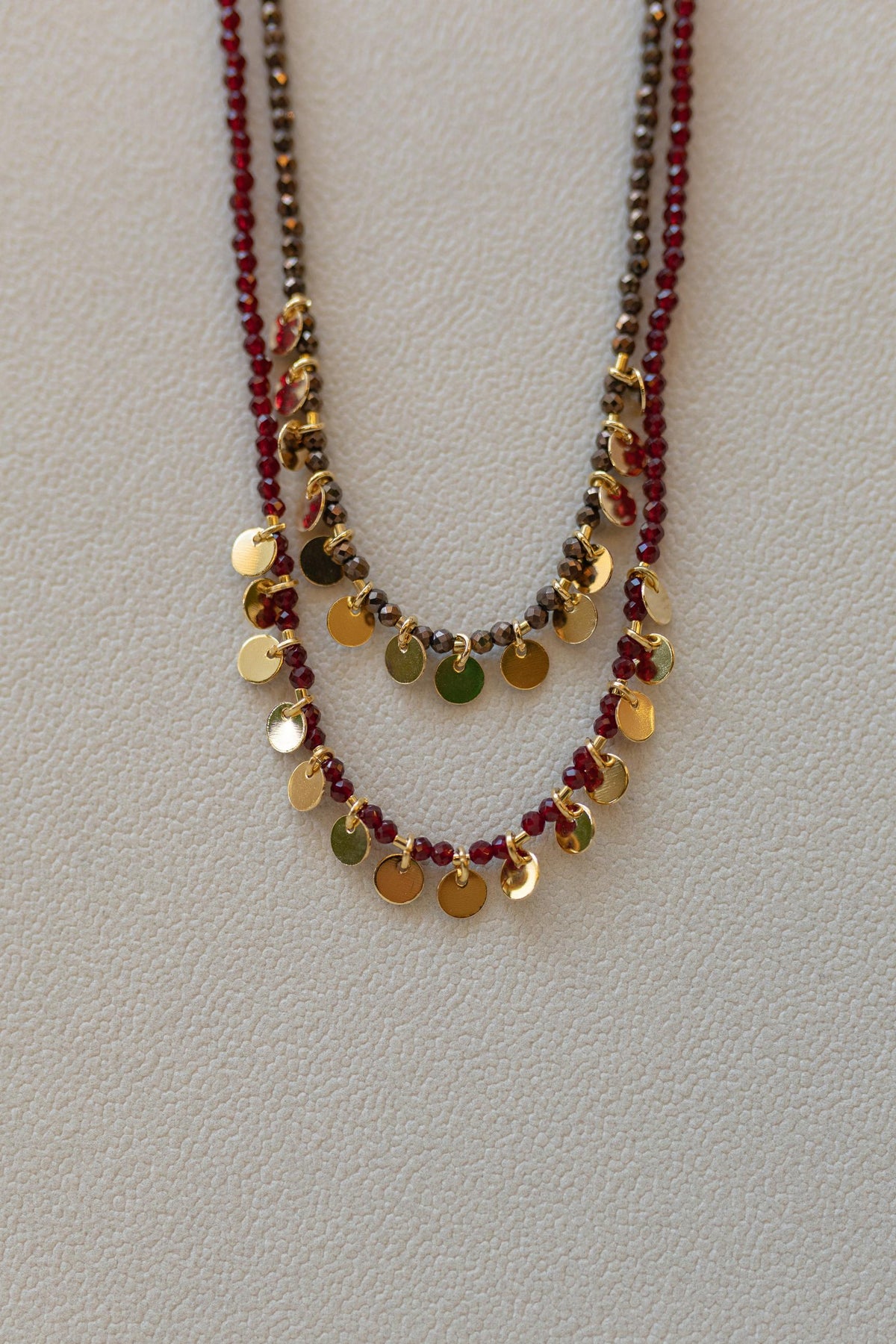 Colar Pedras Naturais Chapinhas Dourado