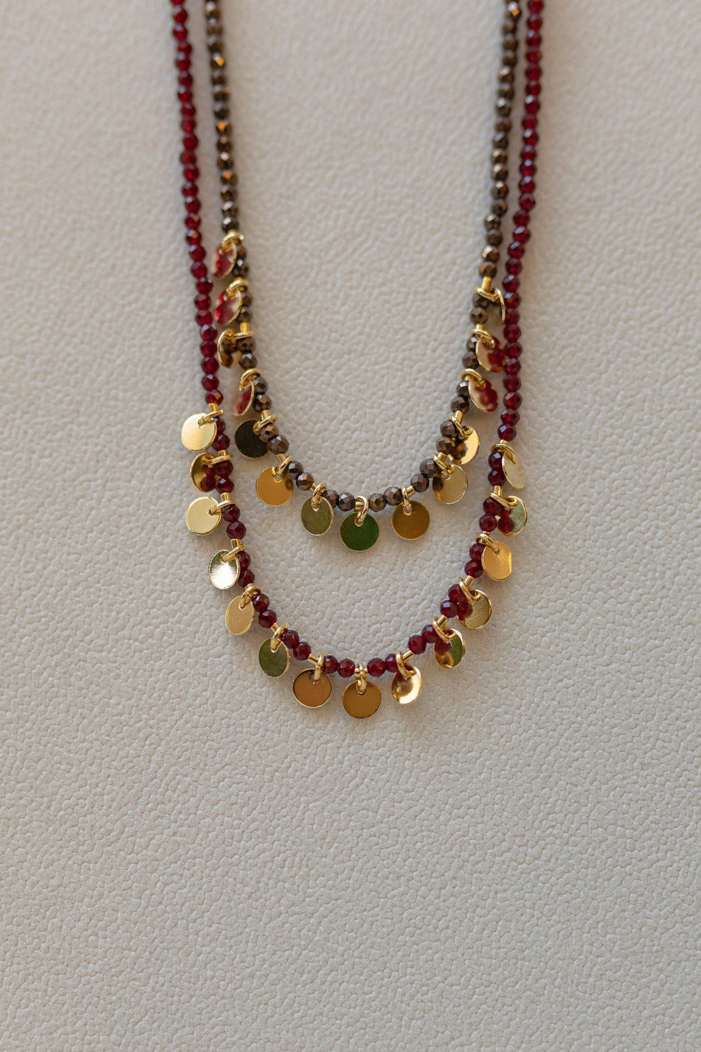 Colar Pedras Naturais Chapinhas Dourado