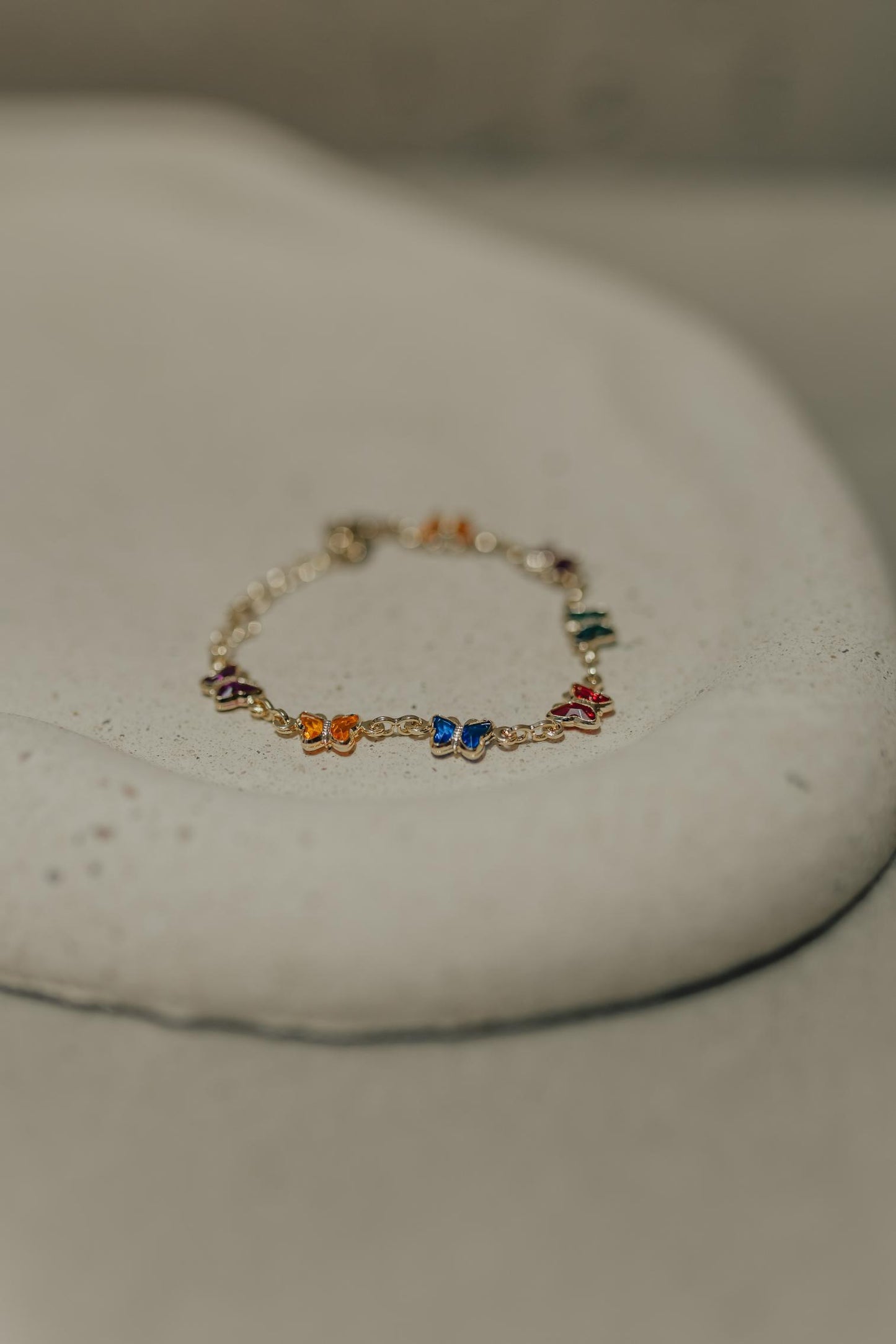 Pulseira Infantil de Borboletas Coloridas Dourado