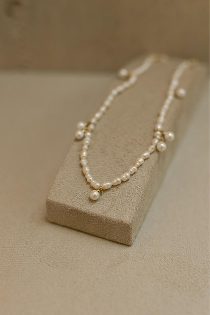 Colar Pérolas de Água Doce com Detalhes Dourado