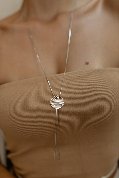 Colar Gravata Pingente Martelado Ródio Branco