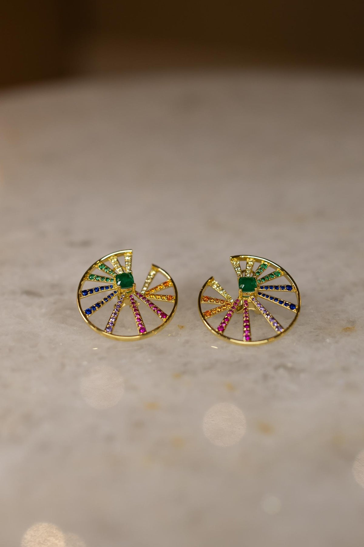 Brinco Esmeralda Rainbow Dourado