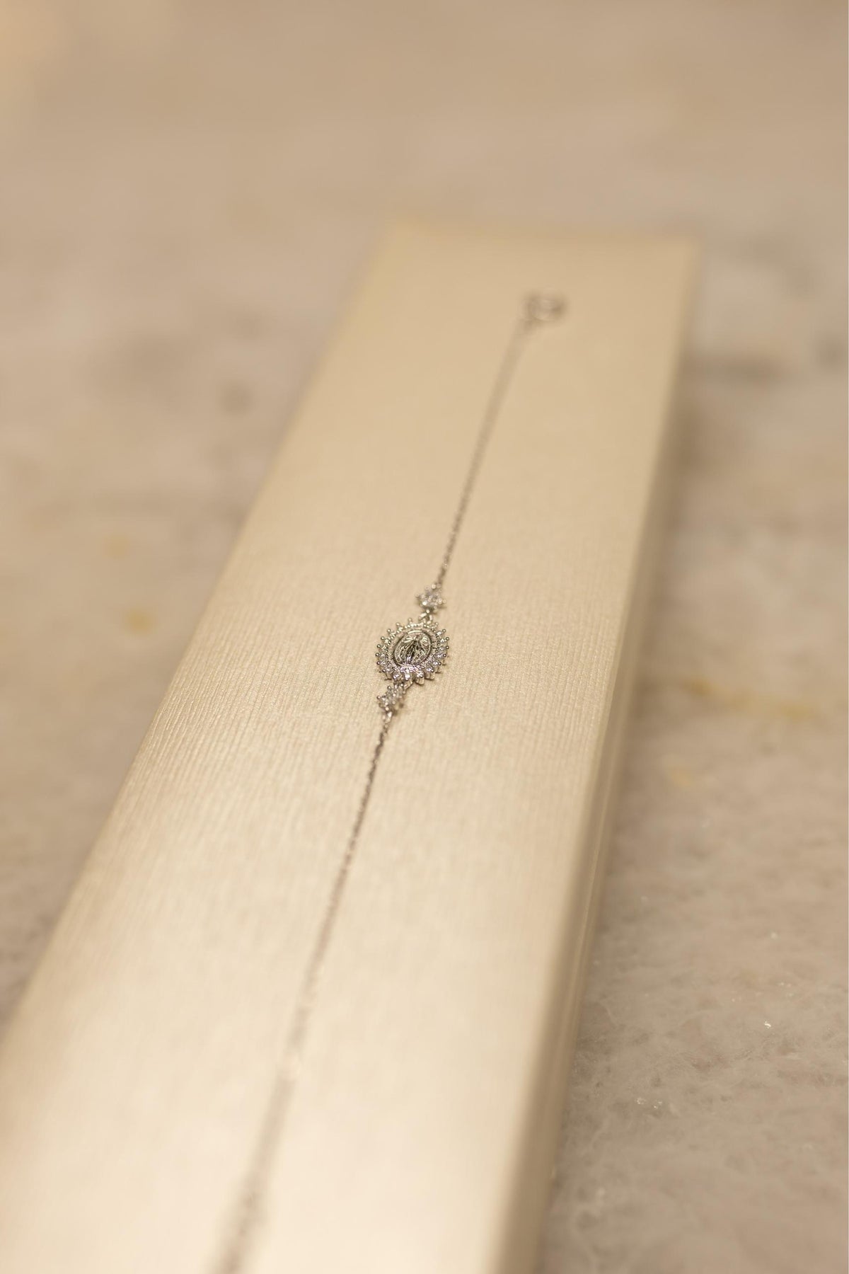 Pulseira Nossa Senhora das Graças com Medalha Milagrosa Moissanite Prata 925 Ródio Branco