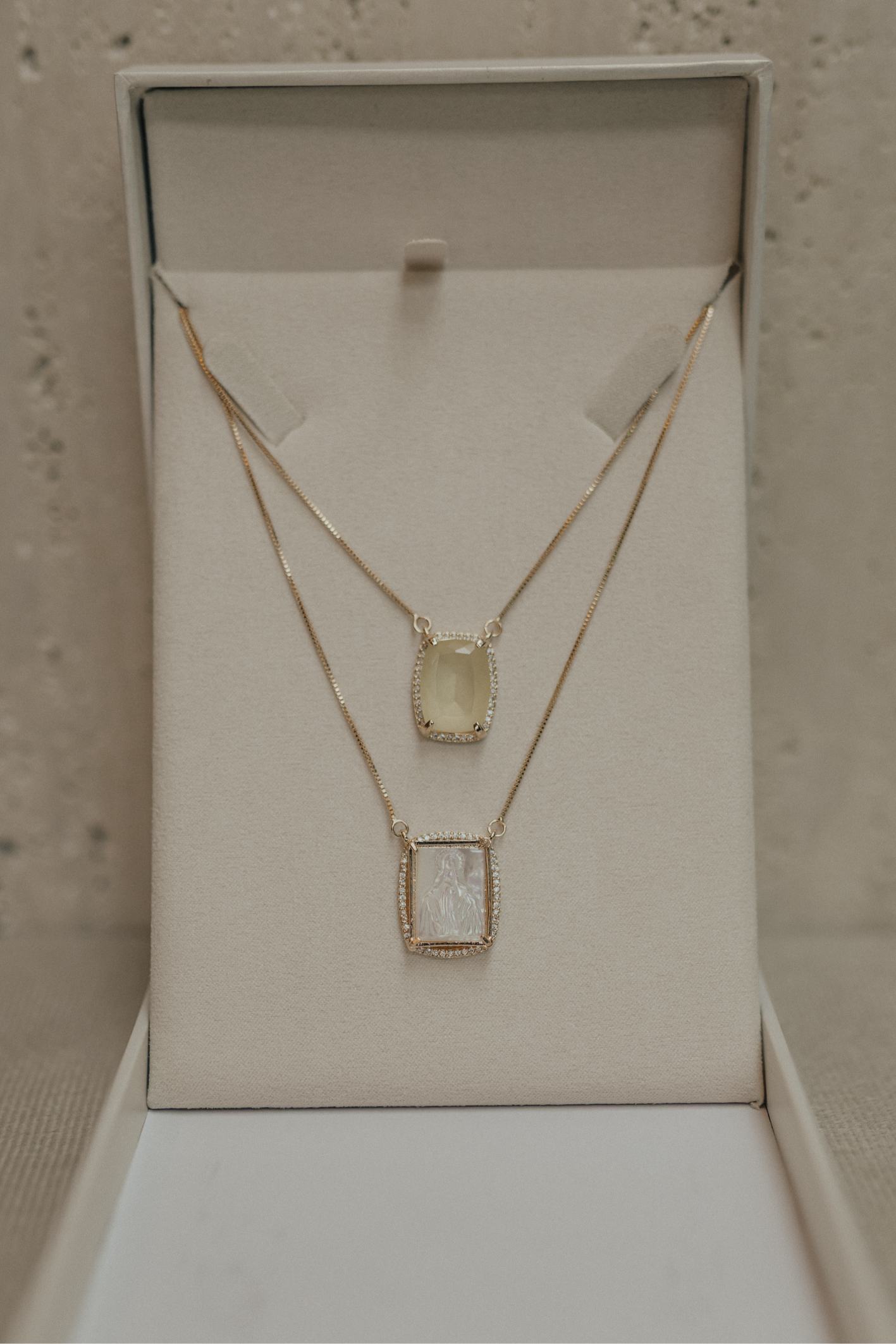 Colar Escapulário Madrepérola Safira Amarela Dourado