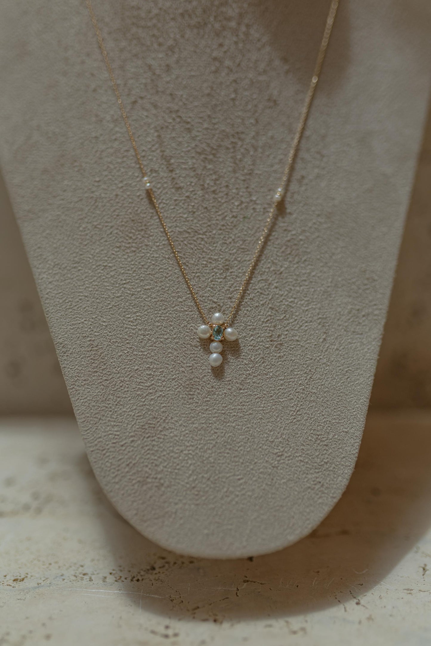 Colar Escapulário Cruz e Coração Pérolas Dourado