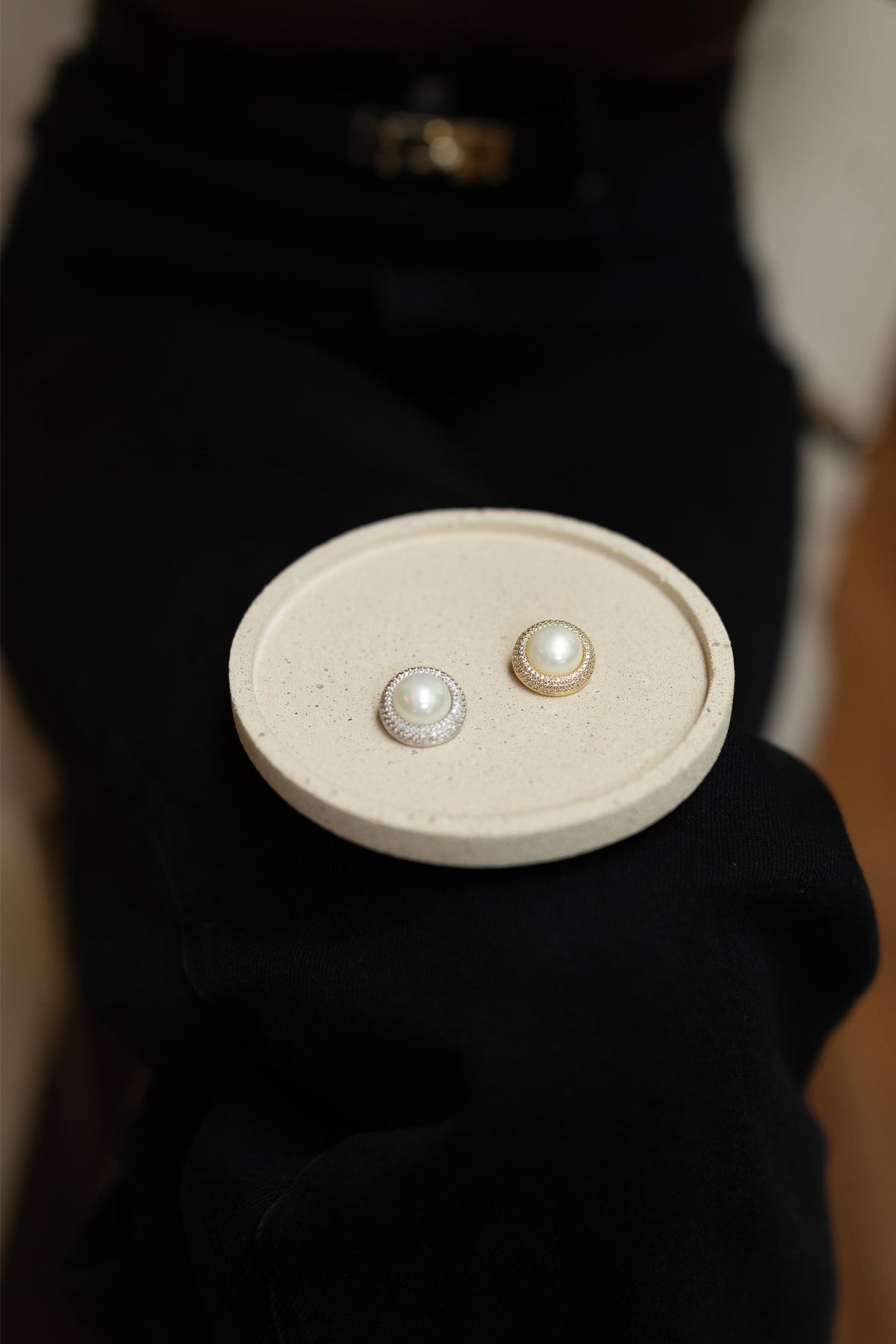 Broche Pérola Shell Cravejada