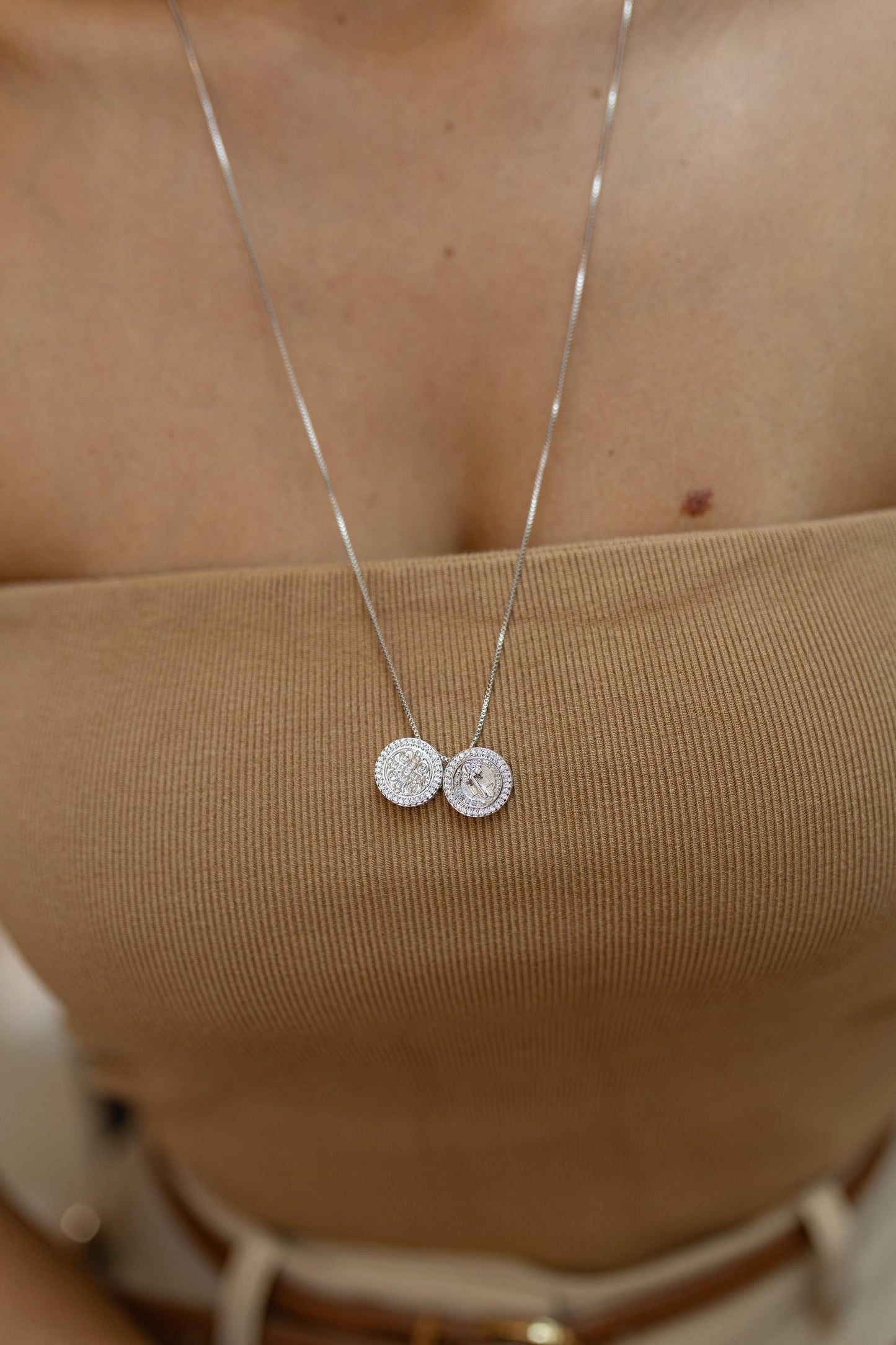 Colar Escapulário De São Bento Cravejado Articulável Ródio Branco