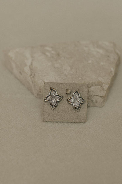 Brinco Camélia com Borda Ródio Branco