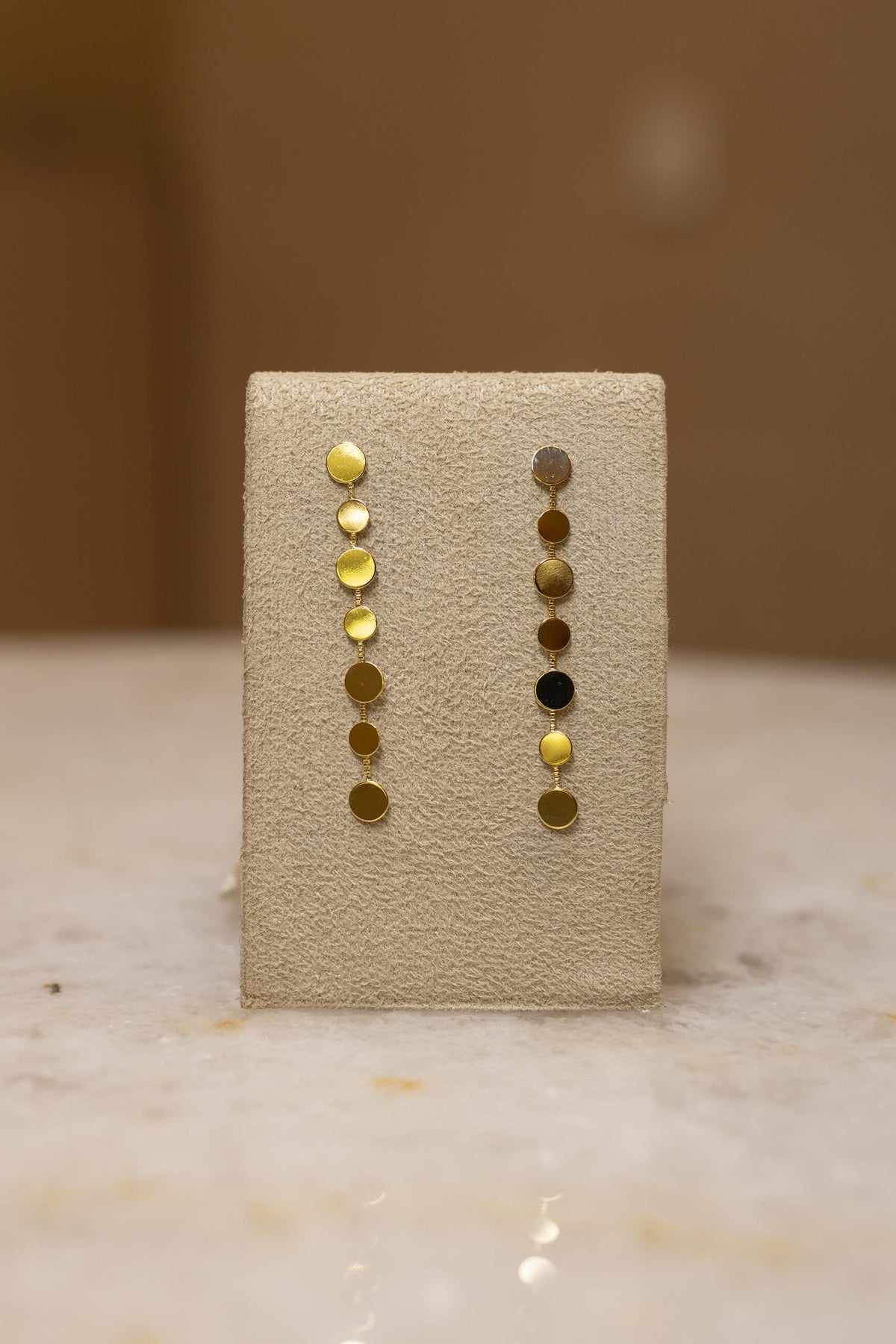 Brinco Longo Bolinhas Dourado