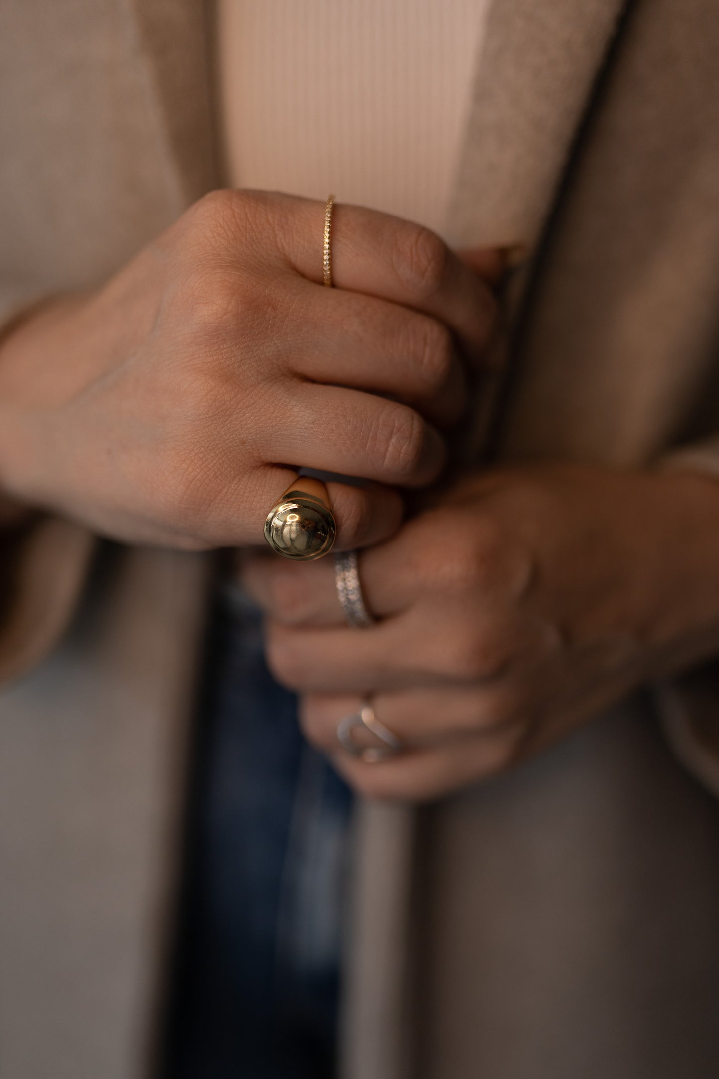 Anel Meia Aliança Cravejada Dourado