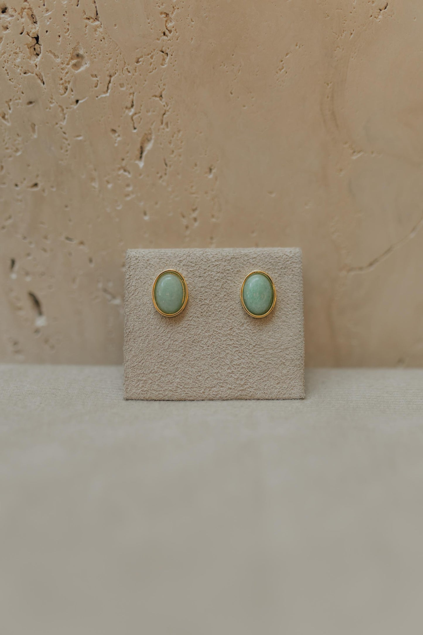 Brinco Oval Pedra Natural Dourada