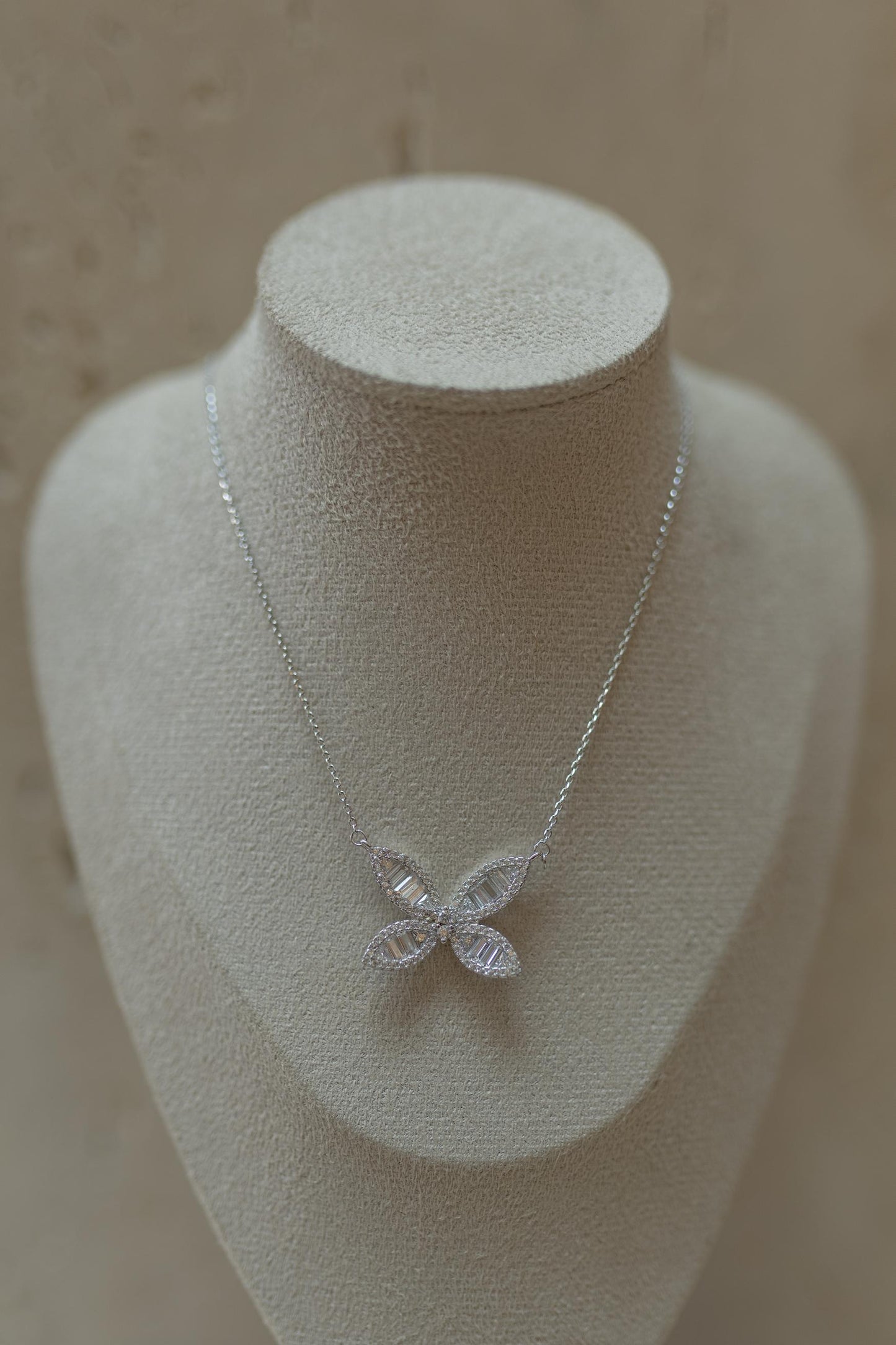 Colar Borboleta Baguete Cristal Ródio Branco