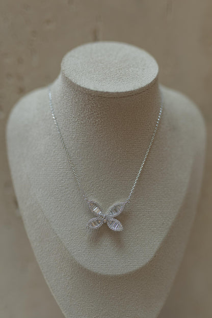 Colar Borboleta Baguete Cristal Ródio Branco