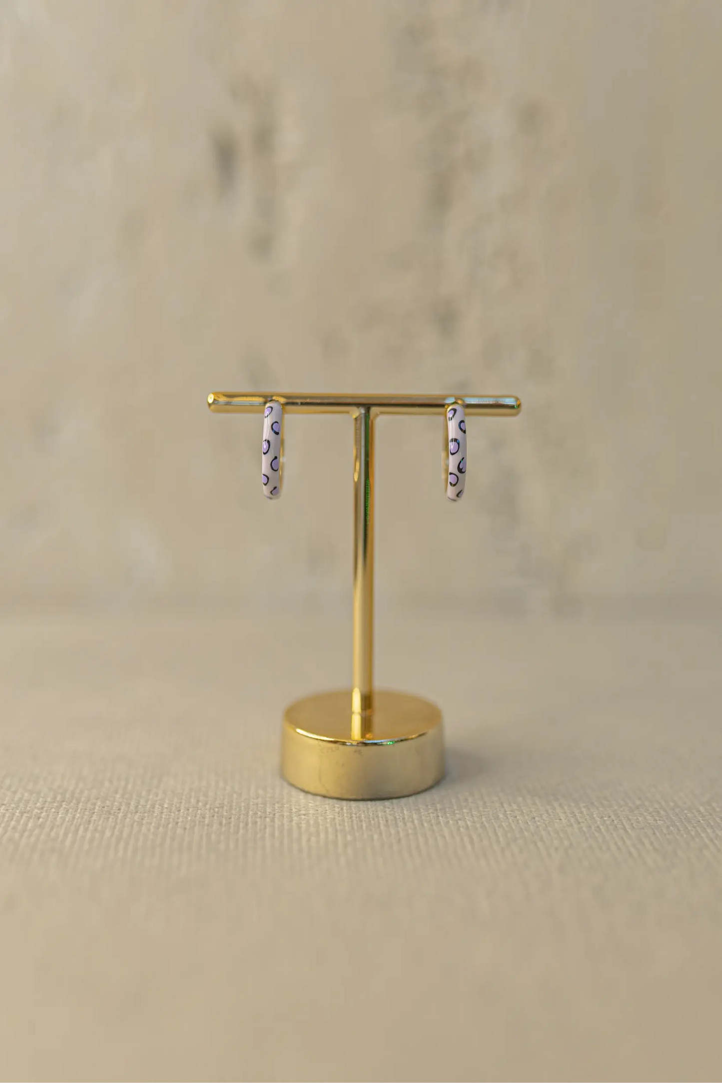 Brinco Argola Esmaltada Animal Print Lilás