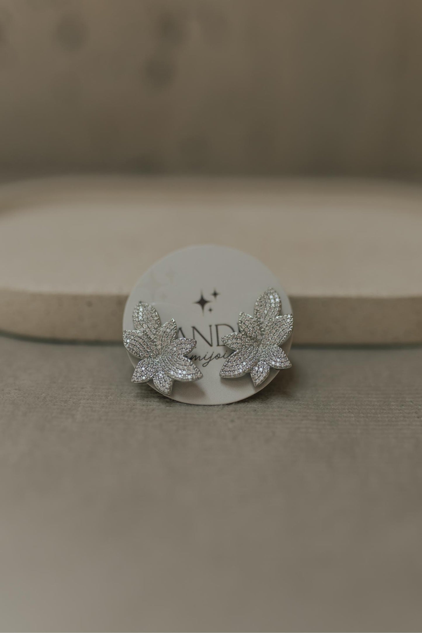 Brinco Ear Cuff Folhas Cravejado Ródio Branco