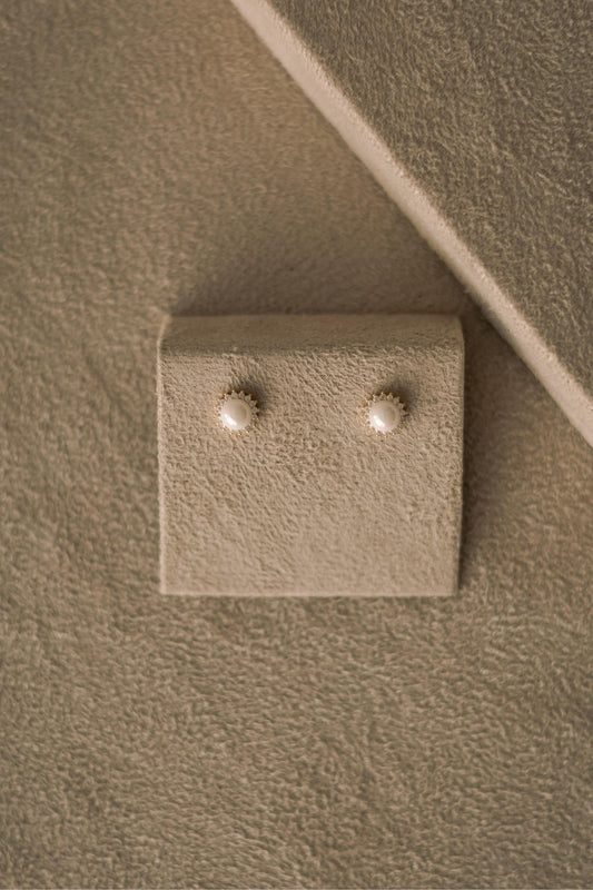 Brinco de Pérola Cravejado Dourado