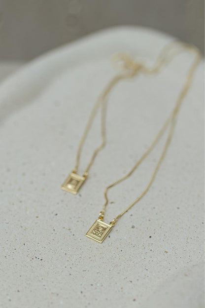 Colar Escapulário Nossa Senhora do Carmo Moldura Dourado