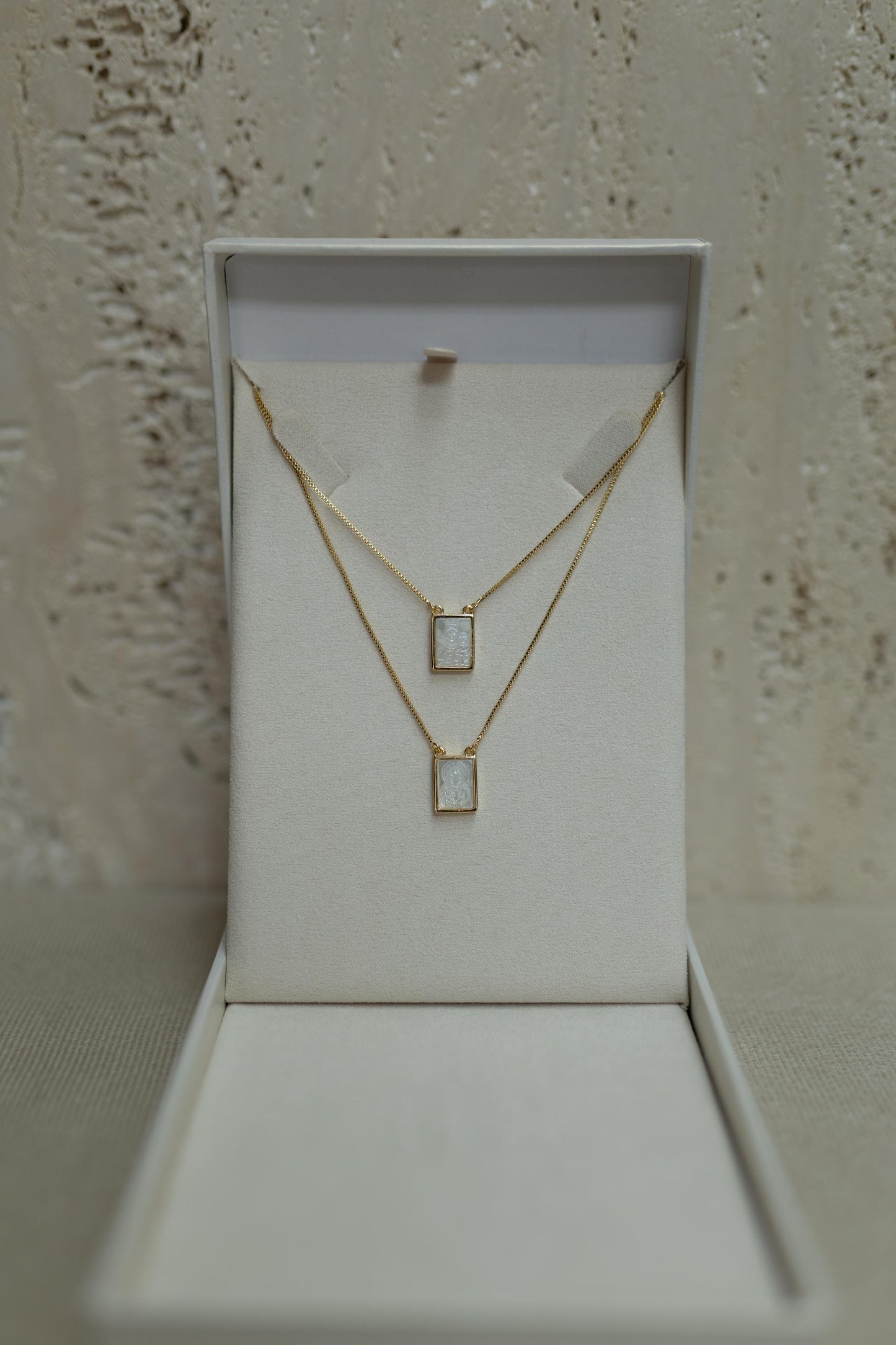 Colar Escapulário Nossa Senhora do Carmo Madrepérola Dourado