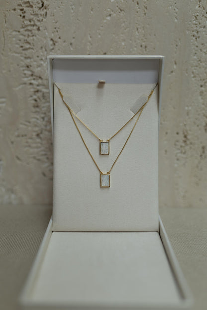 Colar Escapulário Nossa Senhora do Carmo Madrepérola Dourado