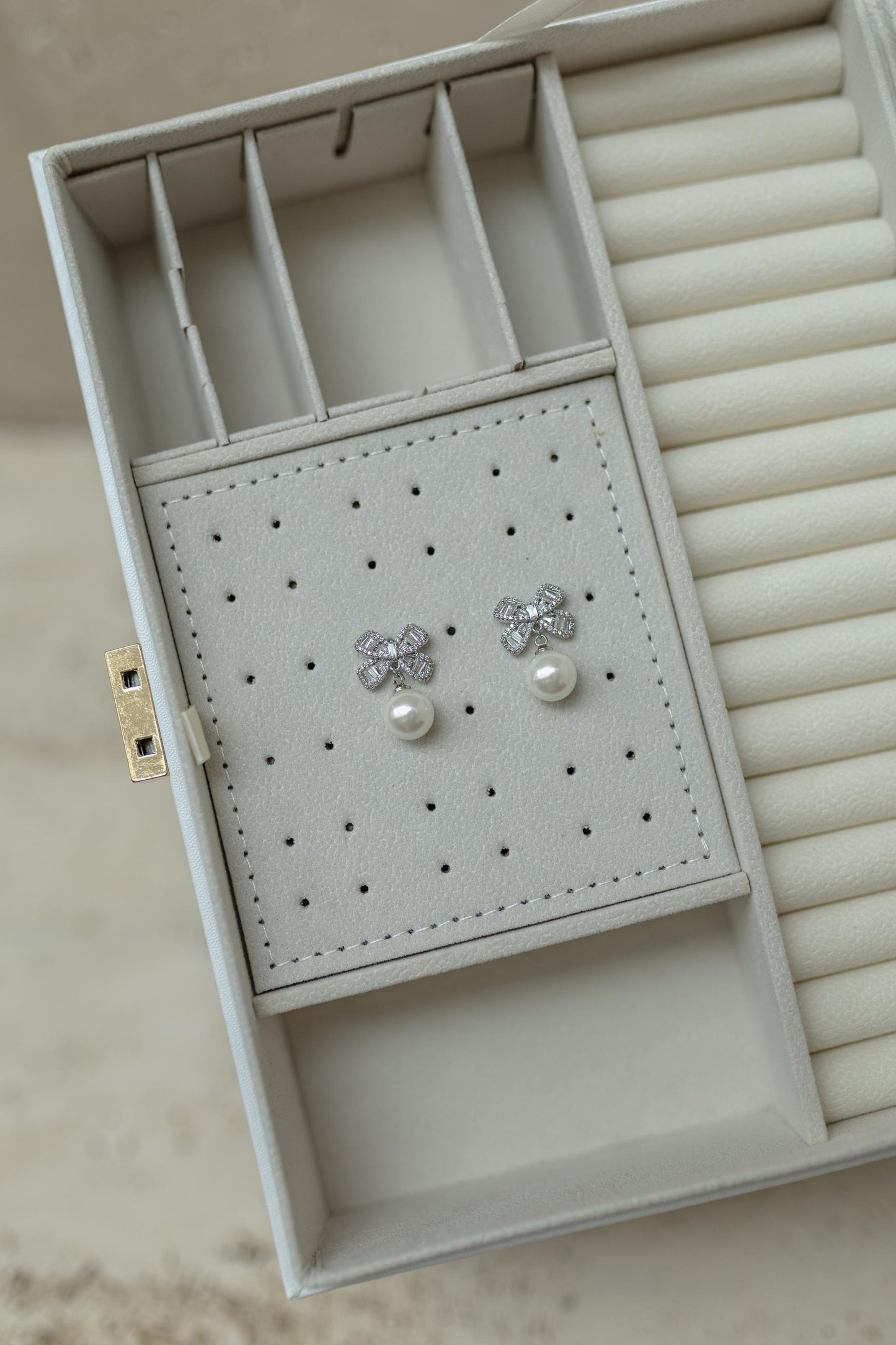 Brinco Laço Baguete Pérola Ródio Branco