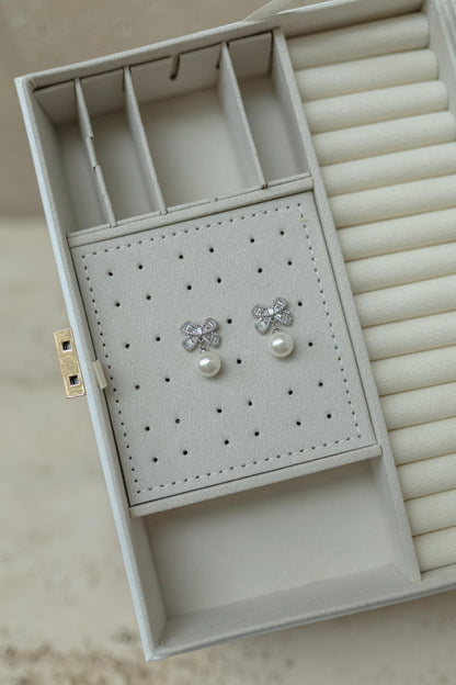 Brinco Laço Baguete Pérola Ródio Branco