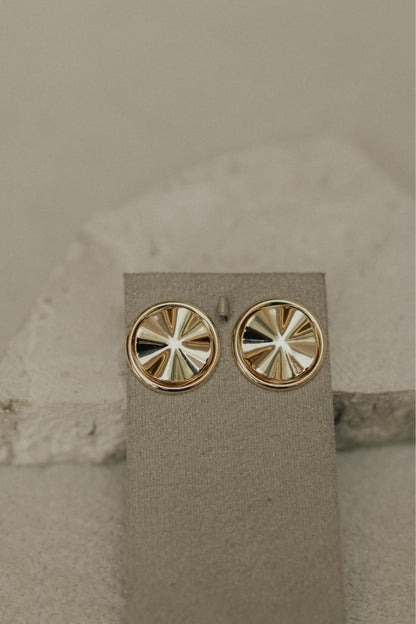 Brinco Redondo Martelado PP com Base Dourado