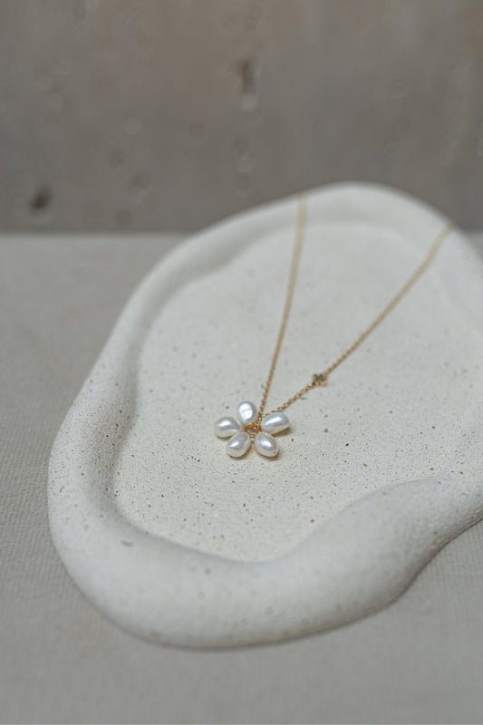 Colar Trevo Pérolas Flor Dourado