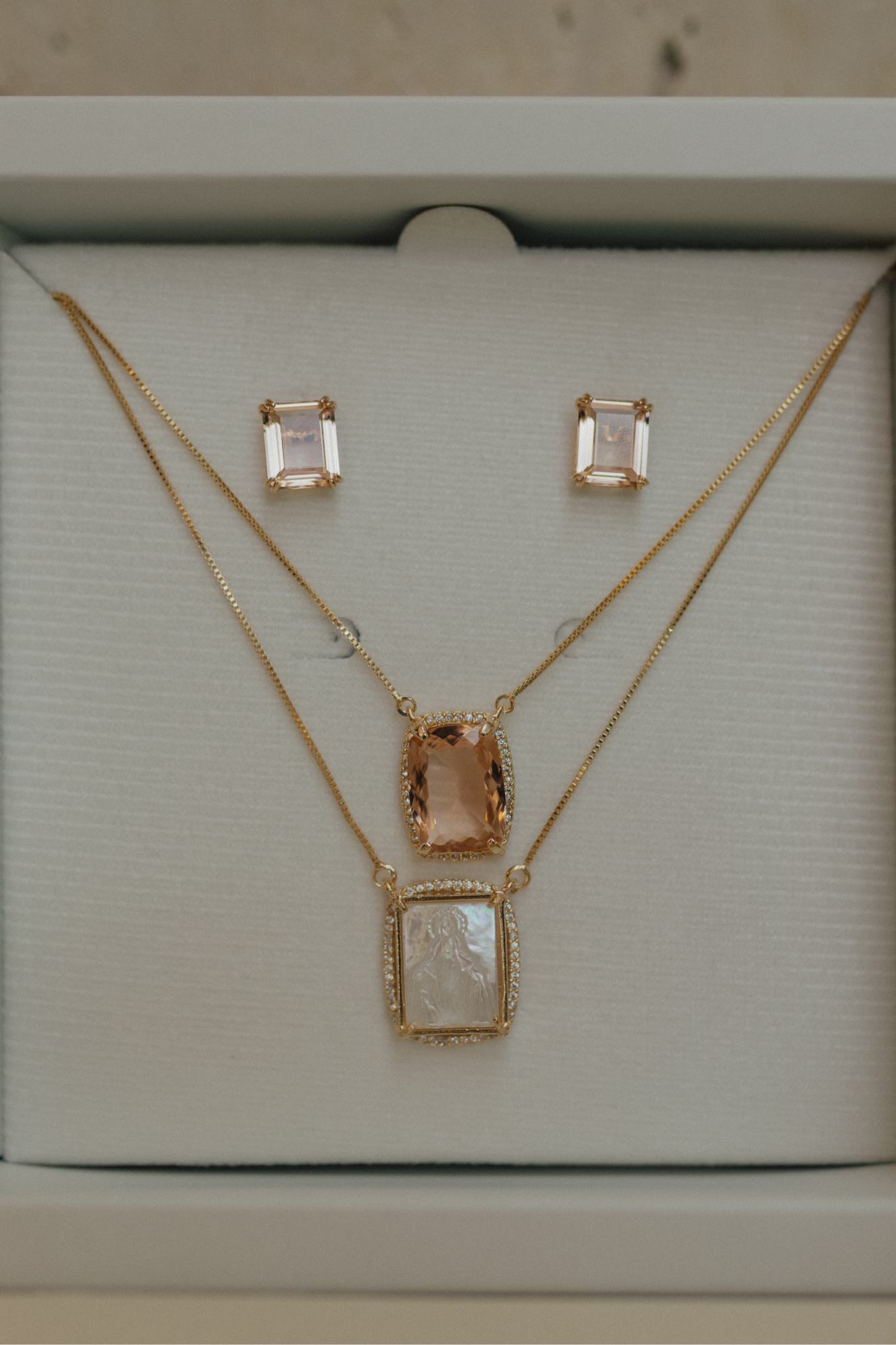 Colar Escapulário Madrepérola Morganita Dourado