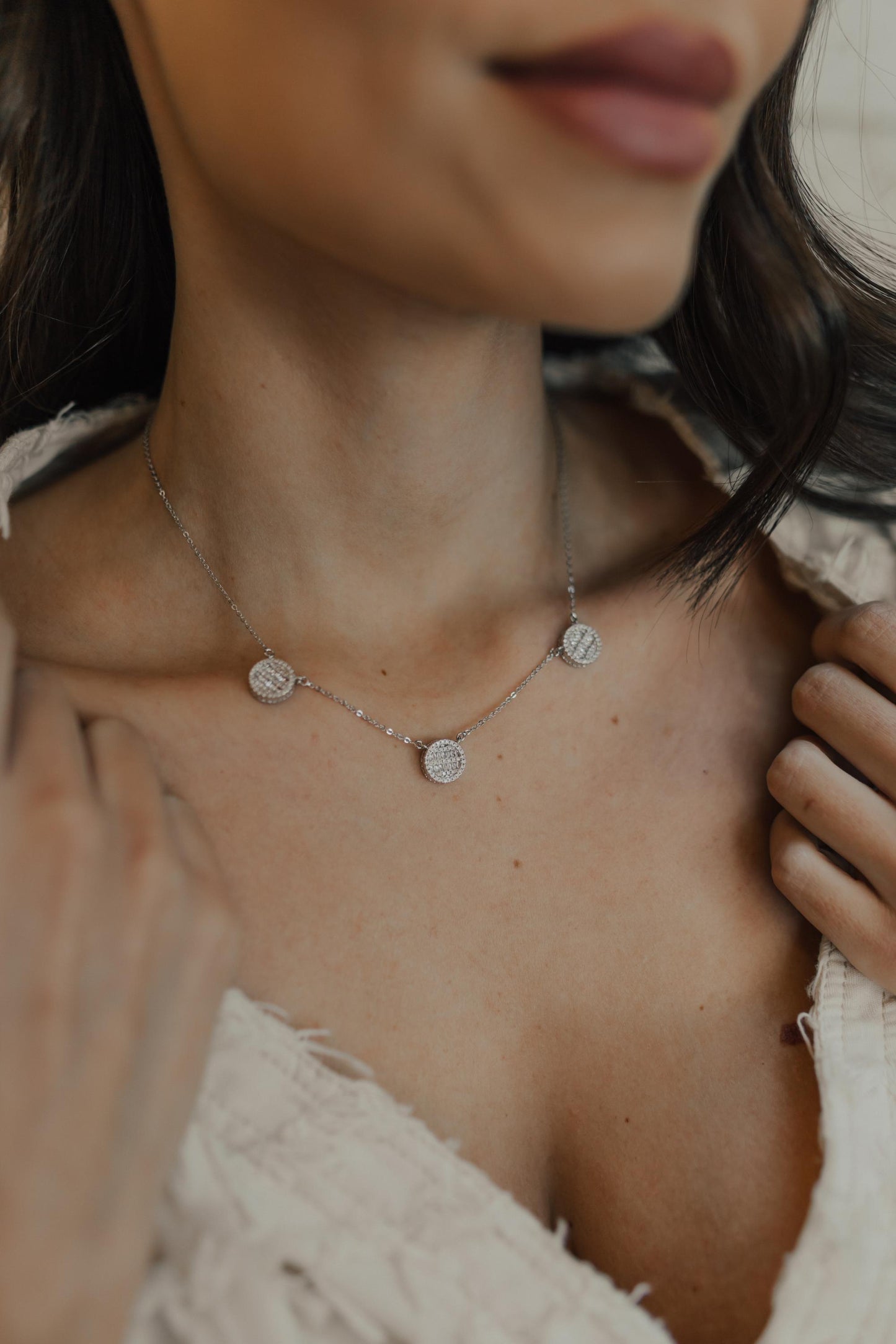 Colar com 3 Pingentes Redondo Baguete Ródio Branco