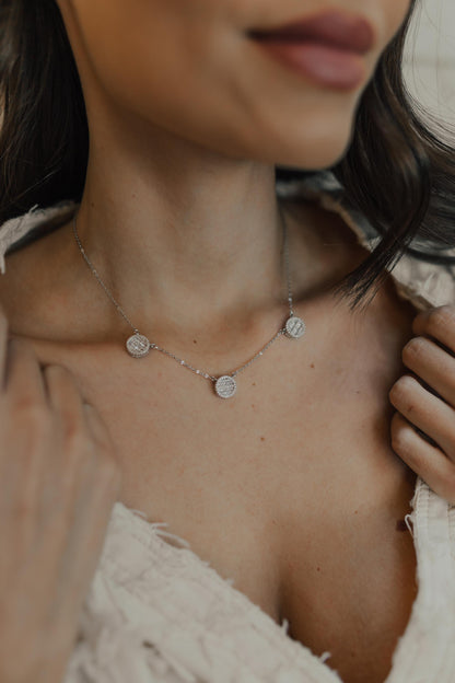 Colar com 3 Pingentes Redondo Baguete Ródio Branco