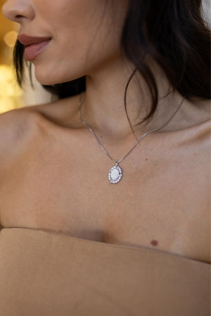 Colar Nossa Senhora das Graças Madrepérola Cristal Ródio Branco