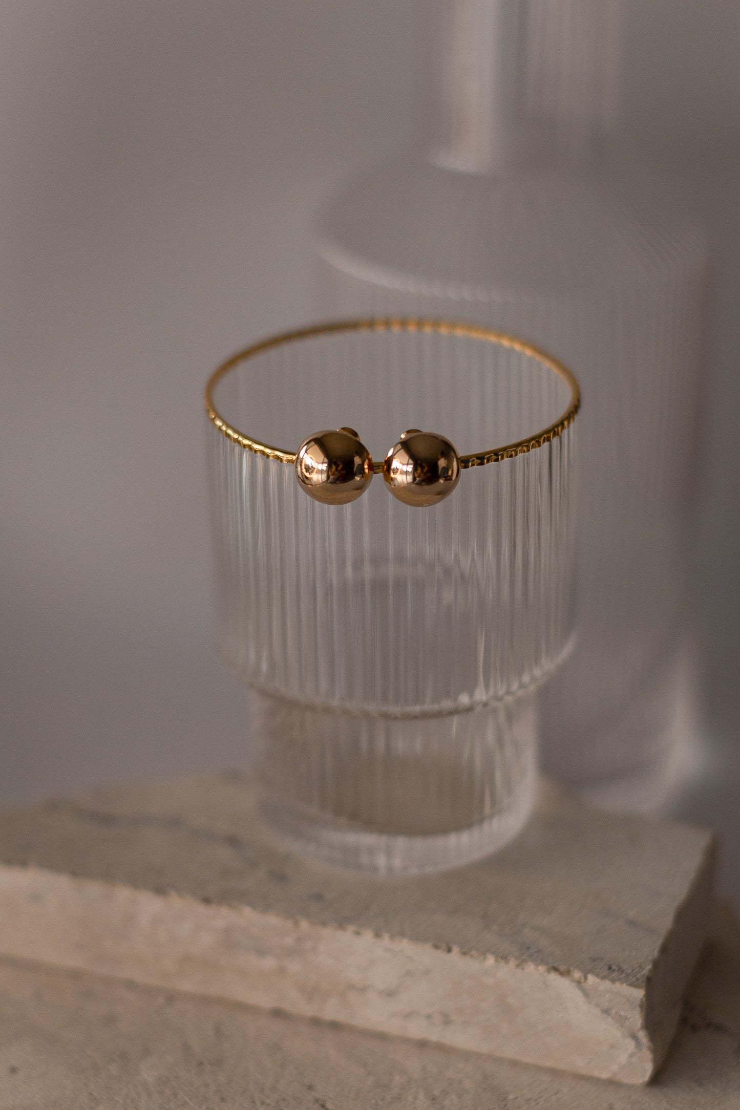 Brinco Botão Meia Esfera P Dourado