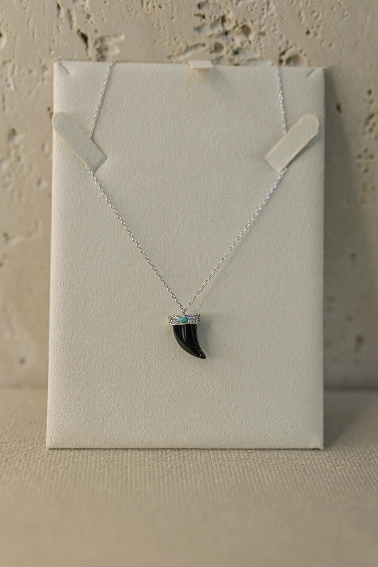 Colar Dente Resina Ródio Branco