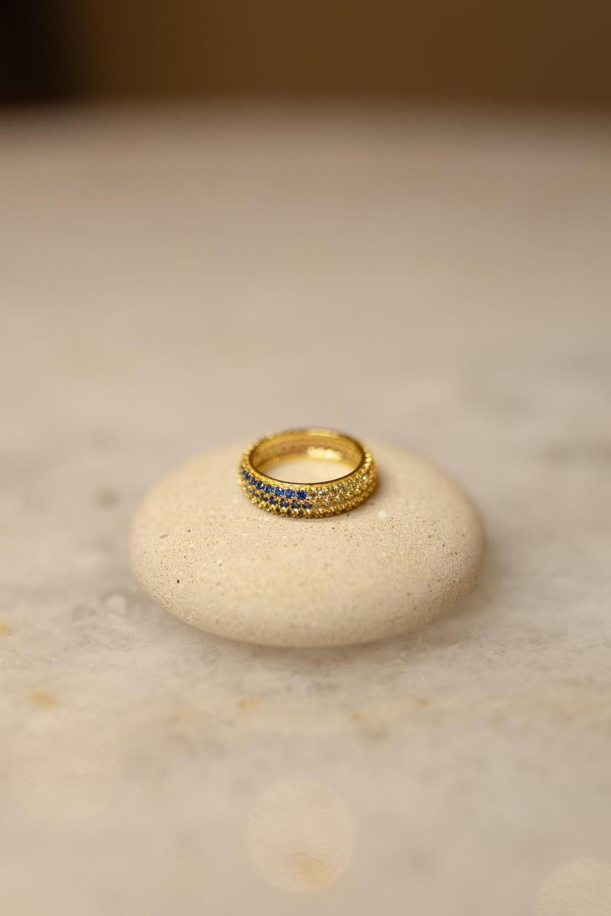 Anel Aparador Cravejado Rainbow Dourado